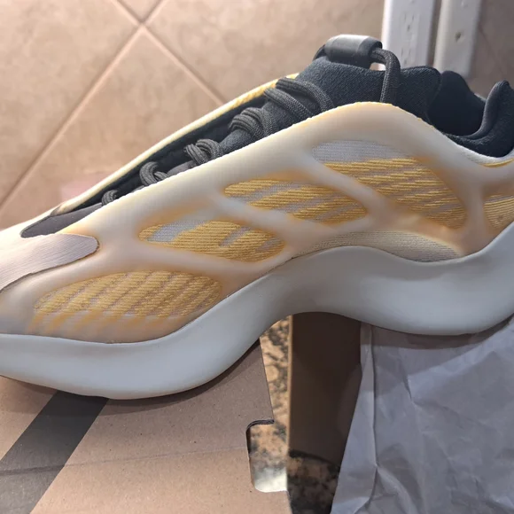 adidas Yeezy 700 V3 - Picture 5 of 8